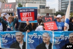 Tel Aviv'deki mahkemenin dışında toplanan onlarca kişiden bazıları Netanyahu'yu protesto ederken, aralarında Gazze'de tutulan rehinelerin aileleri ve Netanyahu'nun destekçilerinden oluşan bir grup da bulunuyordu.